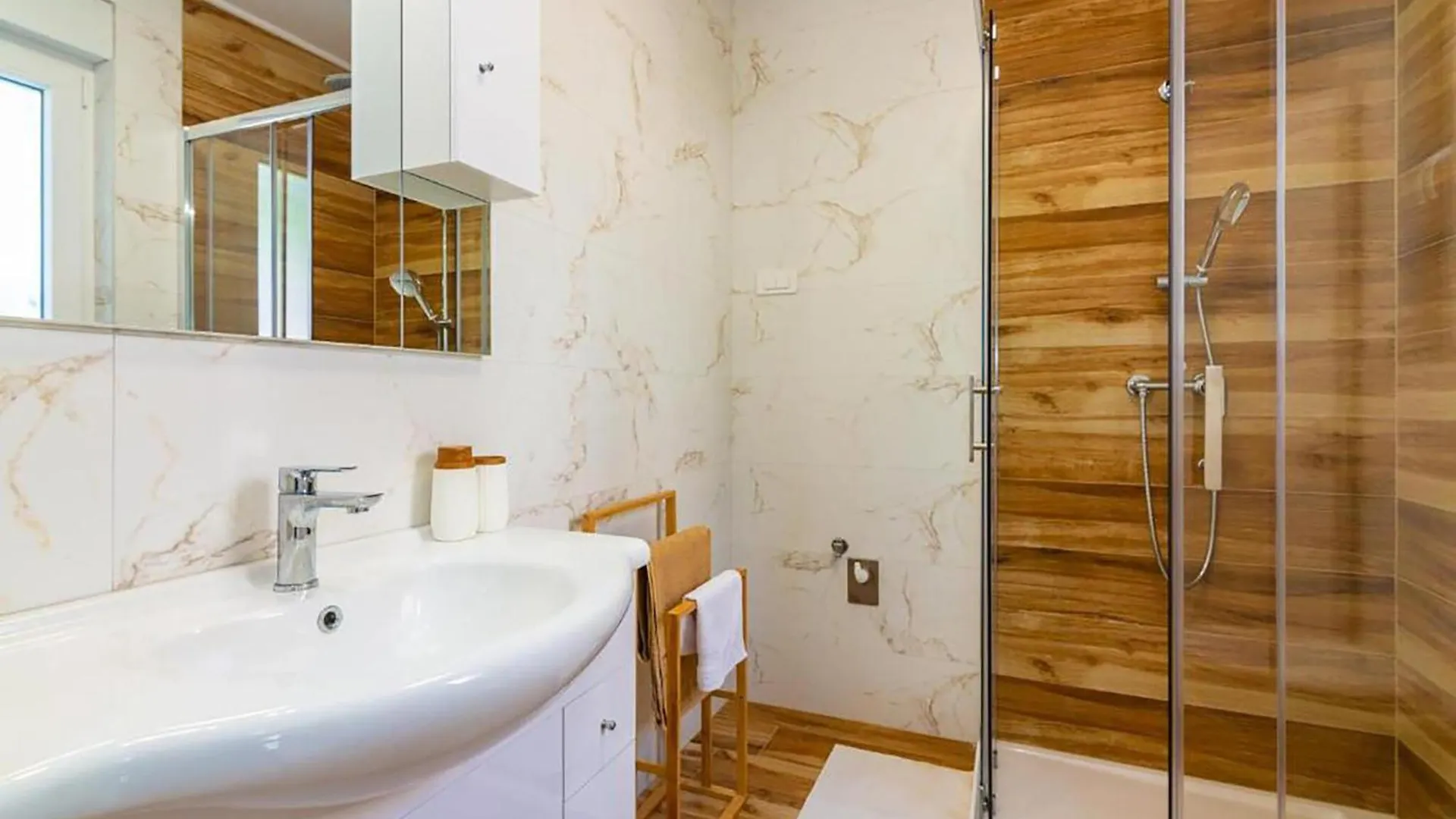 Awesome Home In Matulji With Private Swimming Pool, Can Be Inside Or Outside 펜션