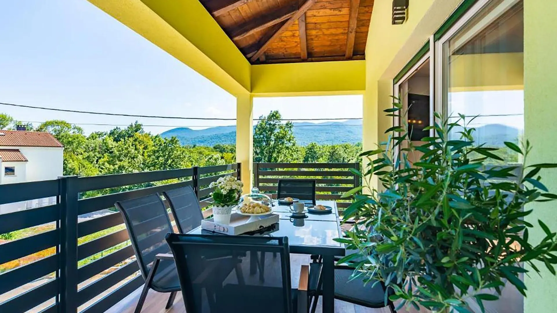 펜션 Awesome Home In Matulji With Private Swimming Pool, Can Be Inside Or Outside 크로아티아